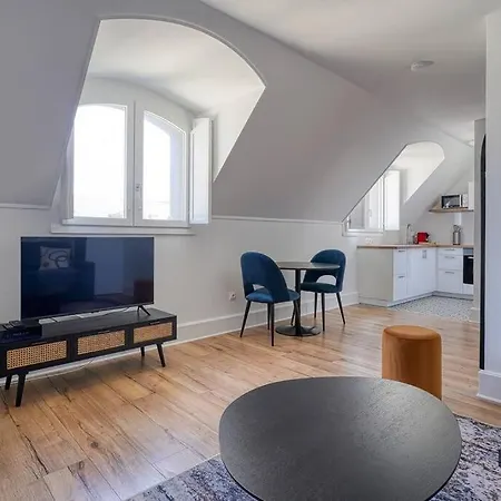 Proche Chateau De - Le Saphir - 346b Βερσαλλίες