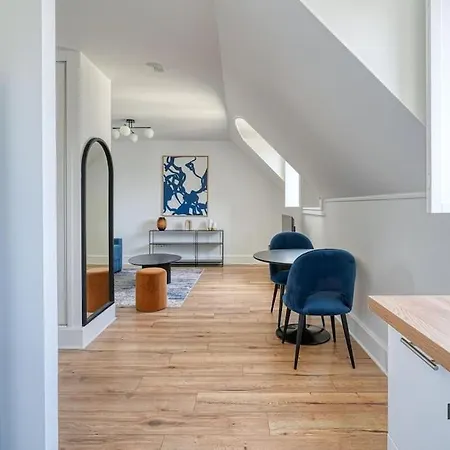 Proche Chateau De Versailles - Le Saphir - 346B *