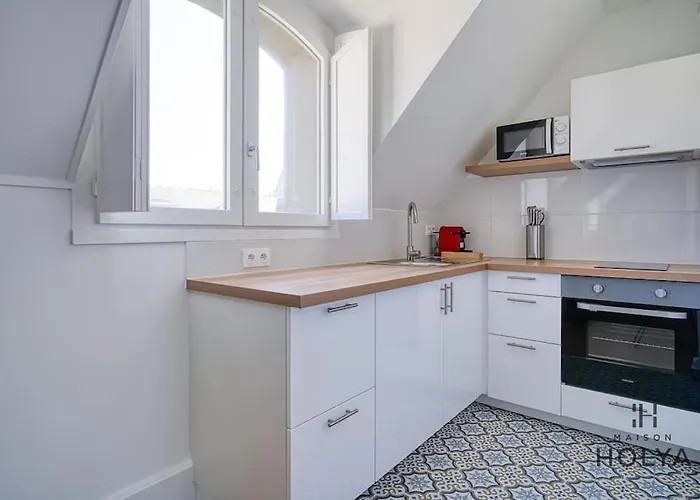 Proche Chateau De - Le Saphir - 346b